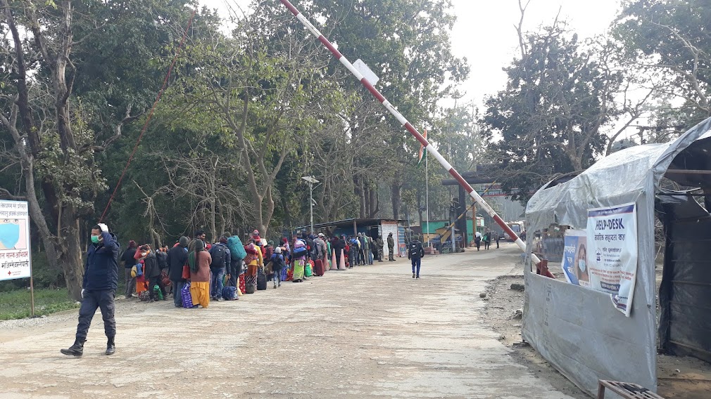 नेता भोट माग्दै घर घरमा , युवा झोला बोकेर बिदेशिँदै !