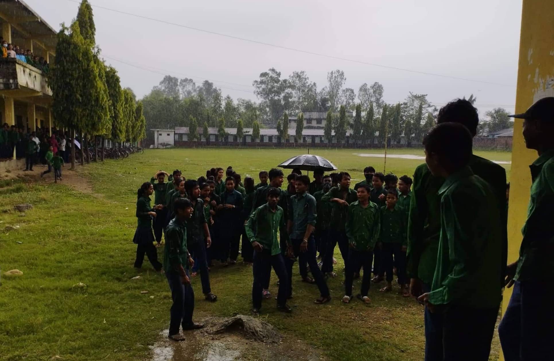 विद्यालय हाताभित्र मादक पदार्थ सेवन गरेको भन्दै विधार्थीहरूले गरे नाराबाजी
