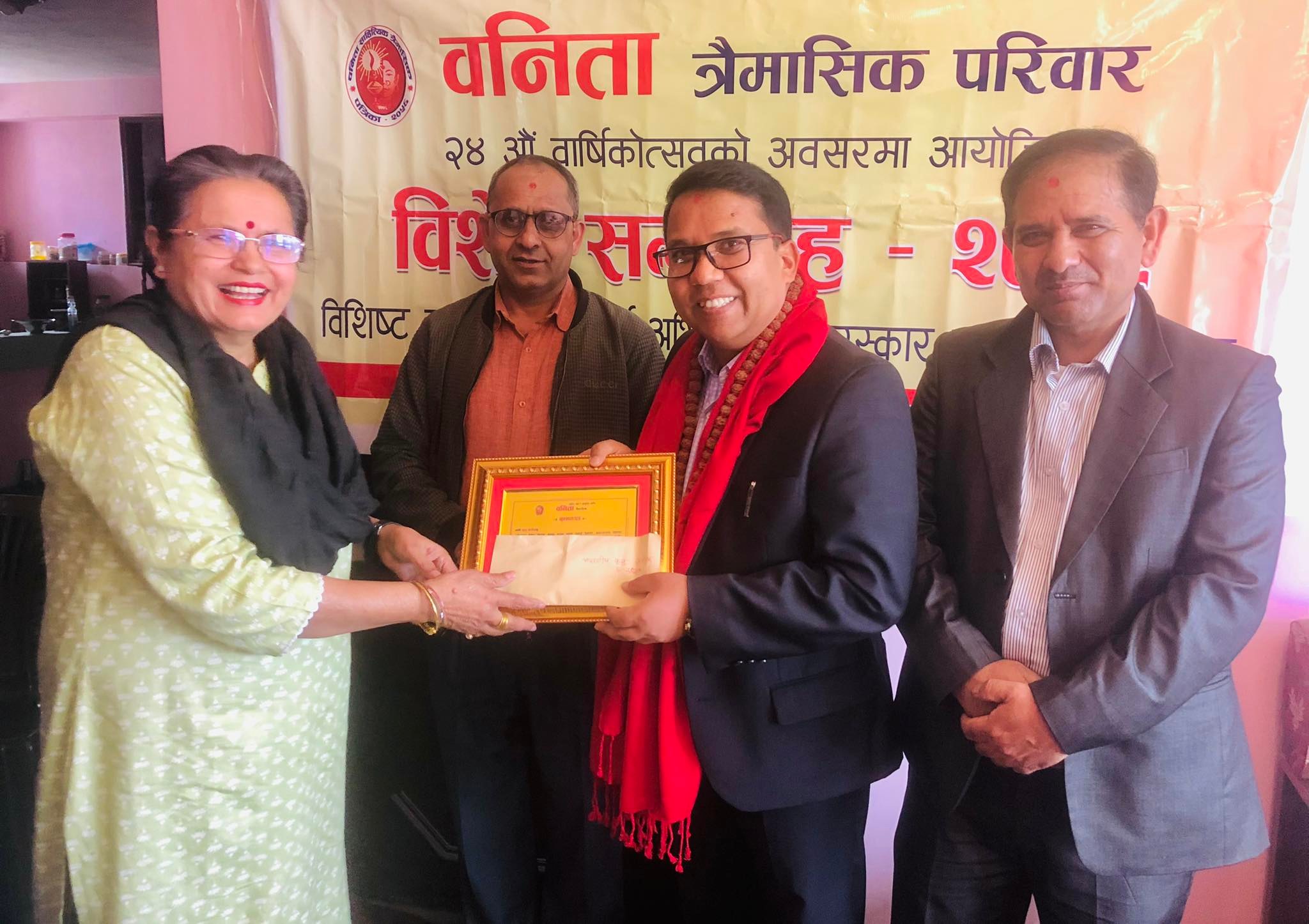 कवि कृसु क्षेत्री व्यथित वनिताश्री सम्मानबाट सम्मानित