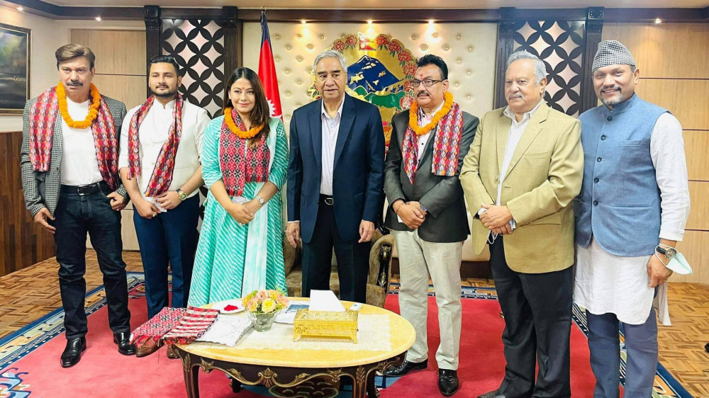 कलाकारहरु धमाधम राजनीतितिर : चुनावको मुखमा भुवन केसी, स्वेता खड्का रवीन्द्र खड्का काँग्रेस प्रवेश