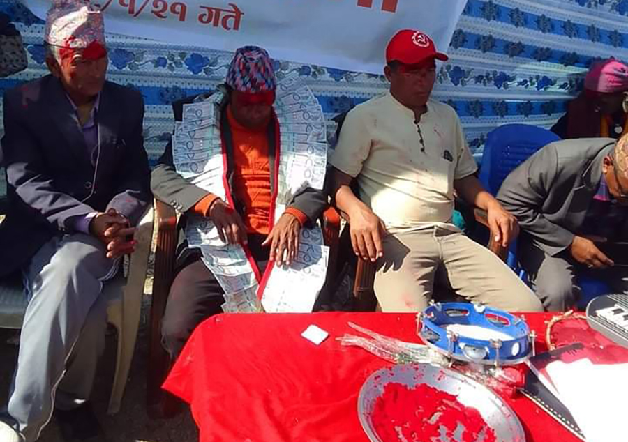 रोचकः पहिला बागी उठेर चुनौती दिए, अहिले एक लाखको पैसाको माला लगाएर समर्थन !