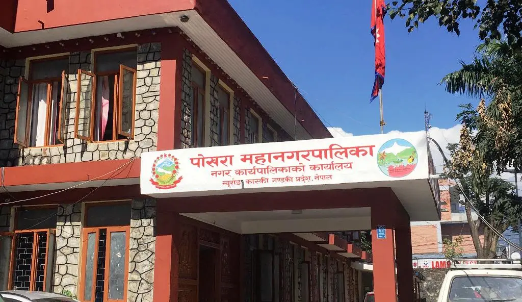 पोखरामा फोहोरमाथि फेरि चलखेलः जनप्रतिनिधि ब्यालेटबक्समै छन्, कर्मचारीलाई टेन्डर निकाल्ने हतारो