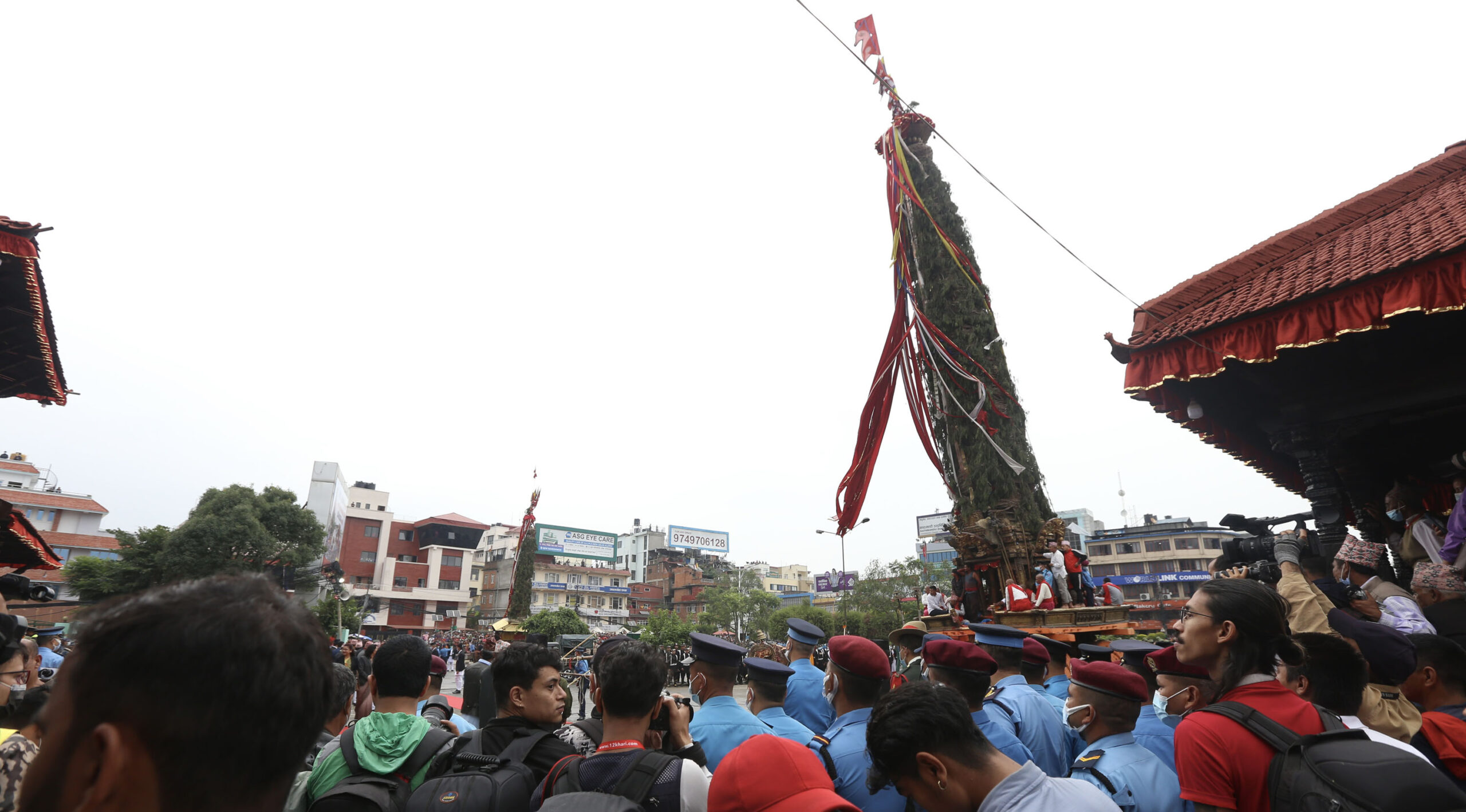 तस्वीरमा हेर्नुस् रातो मच्छिन्द्रनाथको भोटो जात्रा