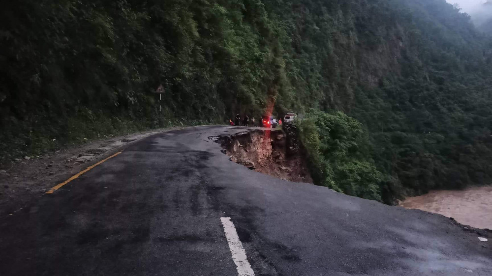 दुखदः आँबुखैरेनीमा भासिएको सडकबाट कार र मोटरसाइकल खस्यो, दुई जनाको शब फेला