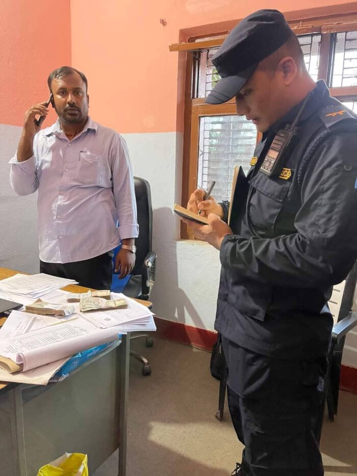 सेवाग्राहीबाट एक लाख ७० हजार घुस लिँदै गर्दा पर्साका सब ईन्जिनियर पक्राउ