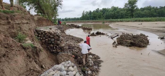 तटबन्ध निर्माणमा बेथिति :निर्माणकै क्रममा तटबन्ध भत्कियो, अनियमितता हुँदा पनि अख्तियार चुपचाप