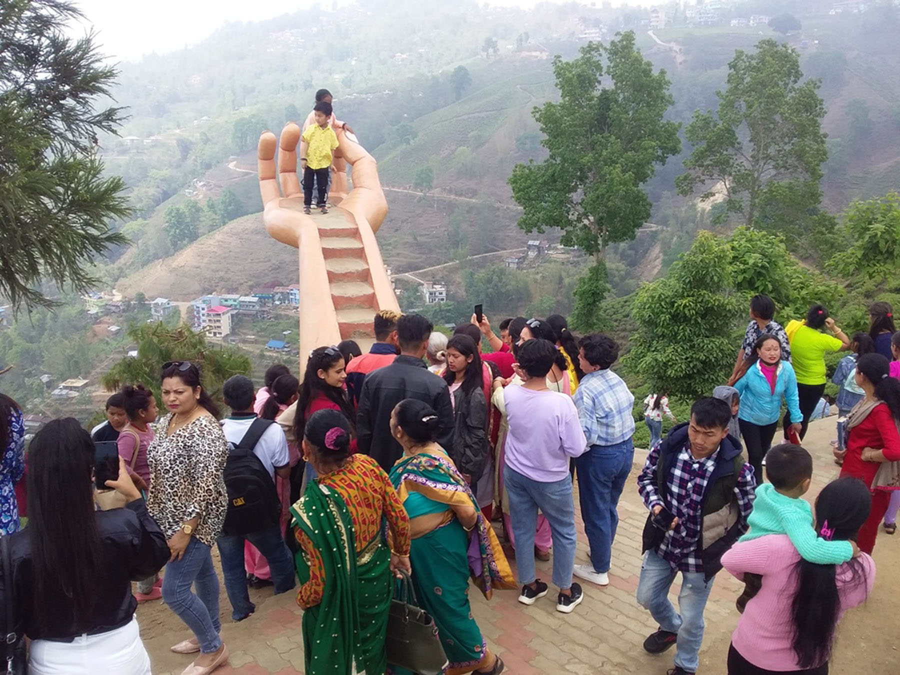 हातले लोभ्यायो पर्यटक !