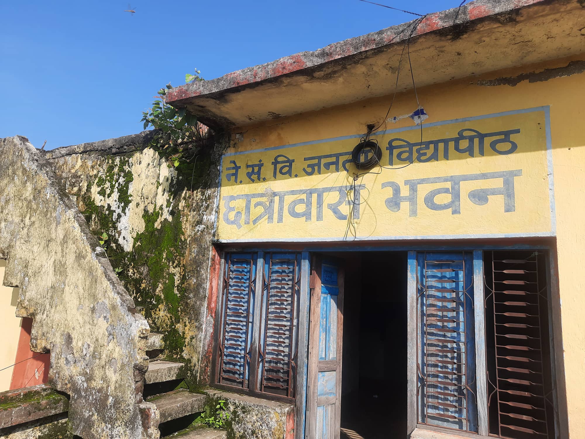 शिक्षकलाई अत्याधुनिक आवास, विद्यार्थीलाई जीर्ण आवास !
