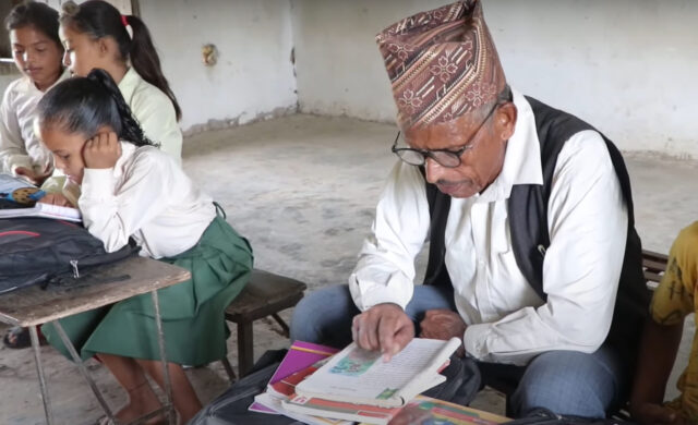साना नानी बाबुहरुसँगै यसरी पढ्दैछन् ६१ वर्षे खिम बहादुर खड्का  !