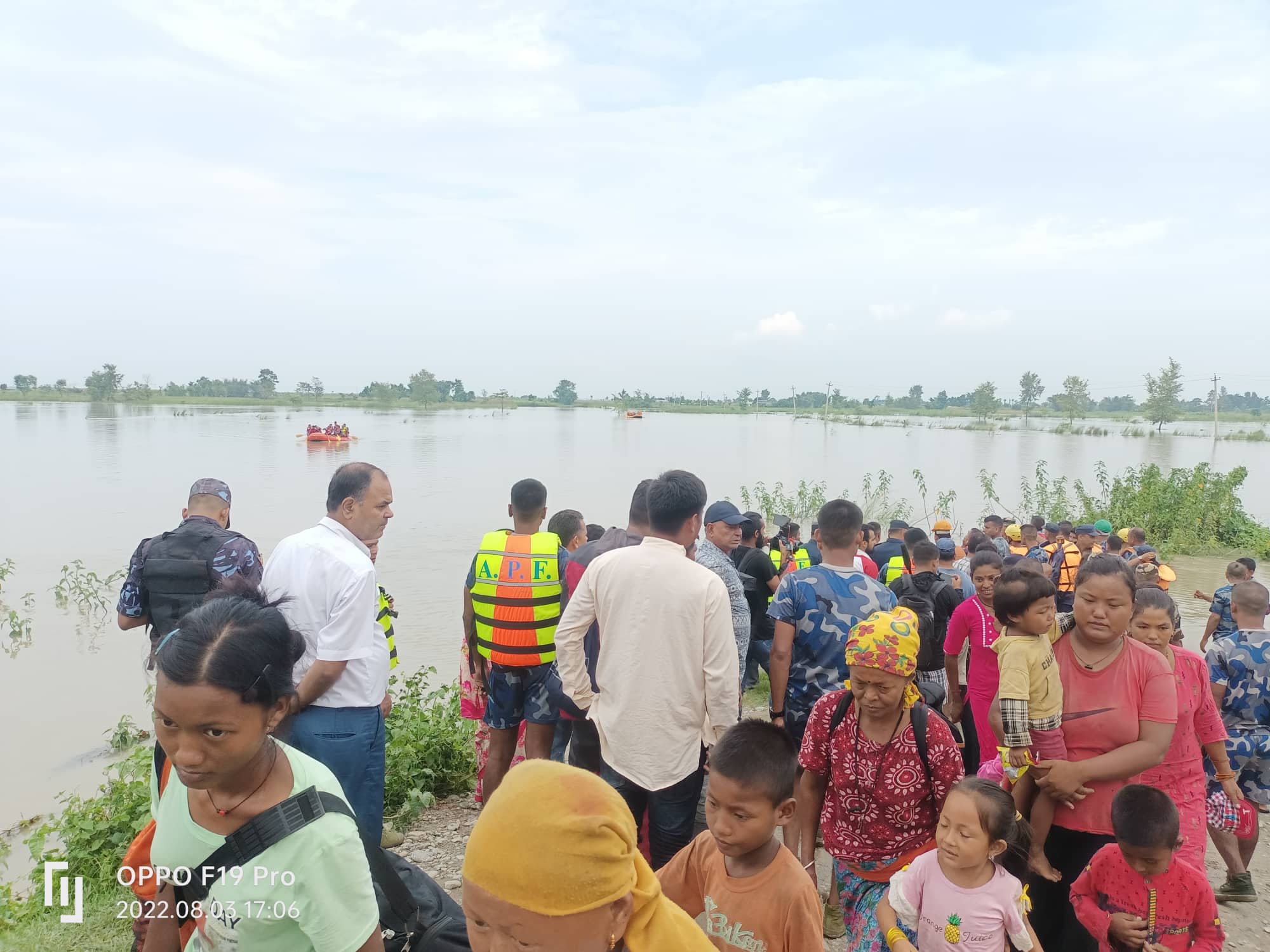 सप्तकोशी बाढीबाट विस्थापितहरुलाई सामुदायिक वन र विद्यालयको भवनमा सारियो (तस्वीरहरु )