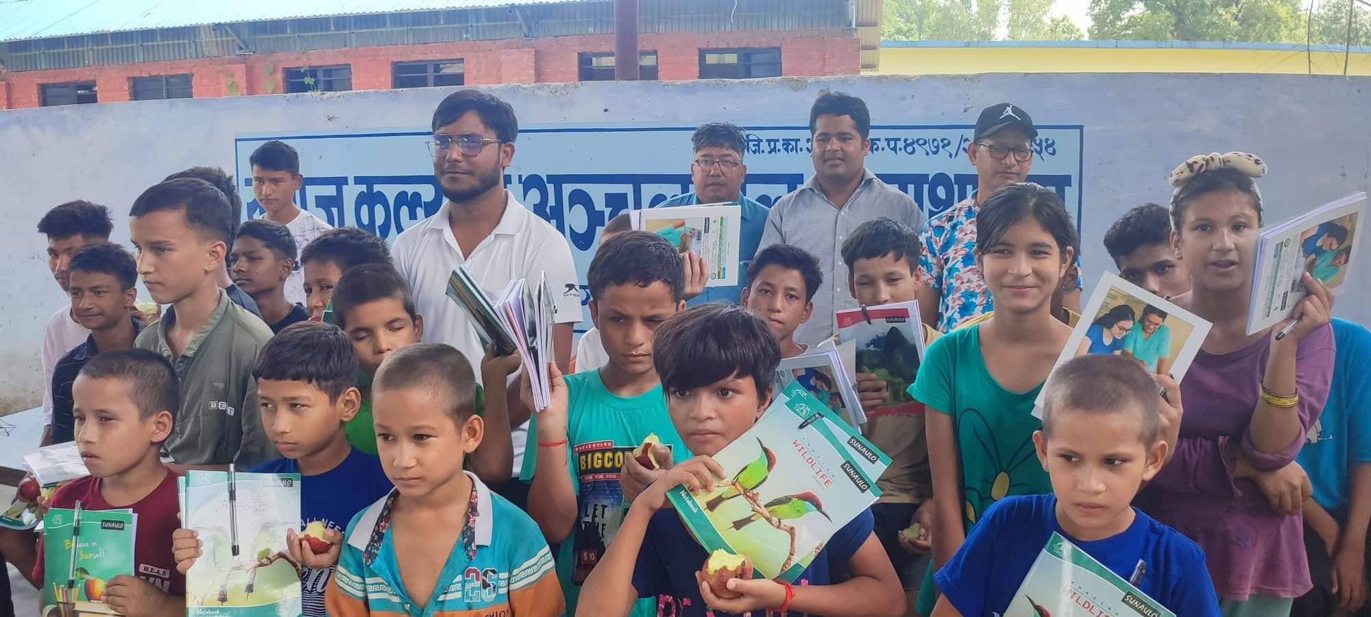 जन्मदिनको अवसर पारेर अनाथ बालबालिकालाई शैक्षिक समाग्री