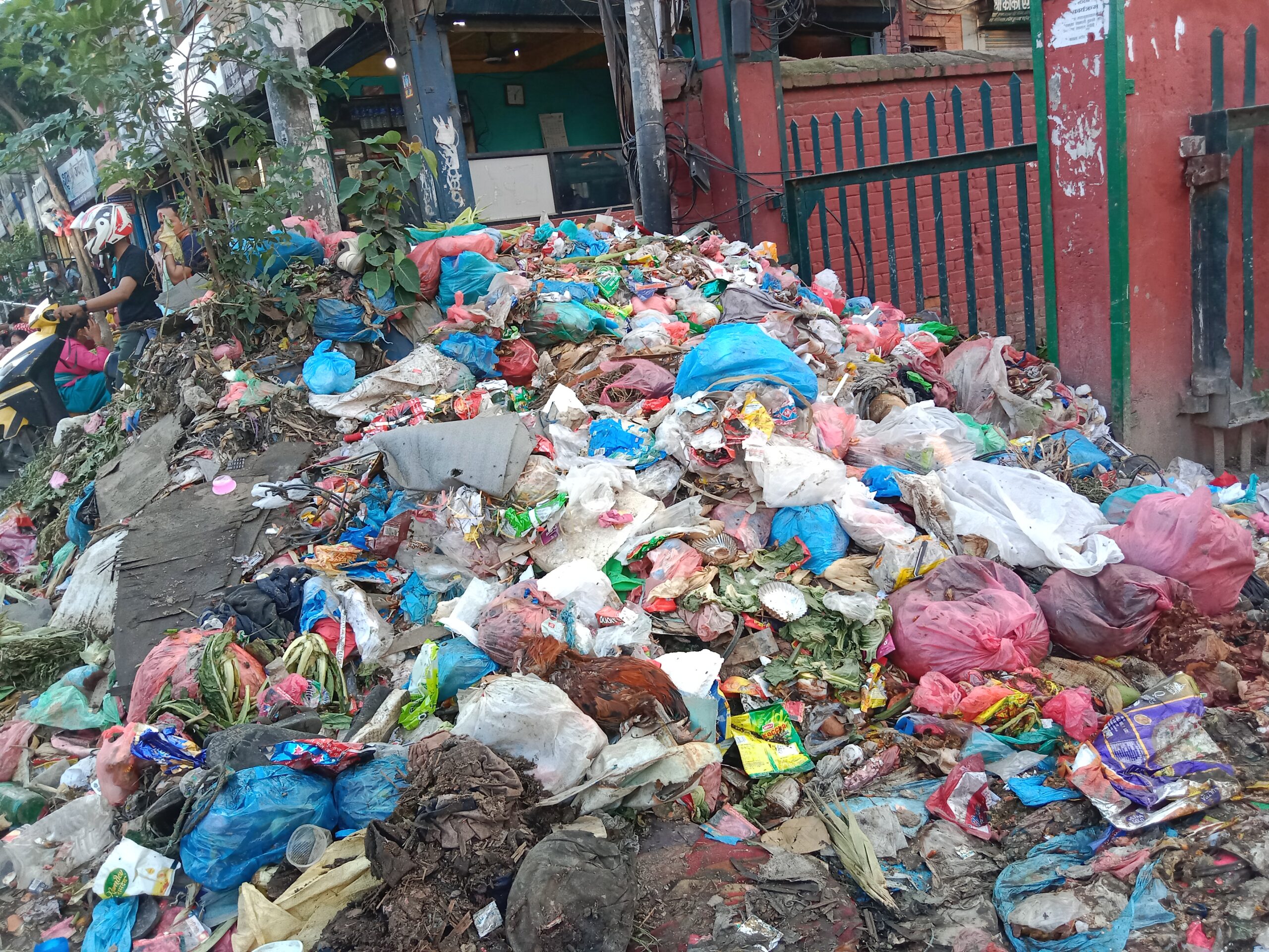 फोरहका कारण मुख्य प्रवेशद्वार नै बन्द !