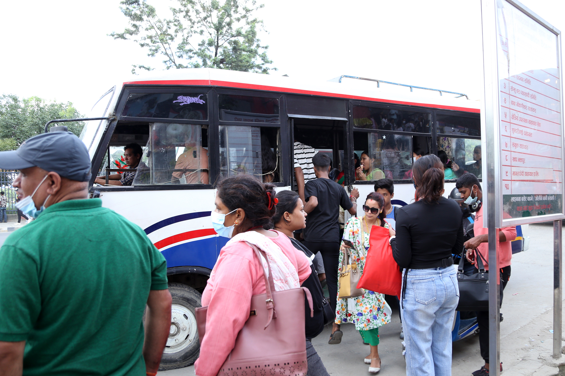 विशिष्टको निजी सवारी मोहले सार्वजनिक यातायात अस्तव्यस्त
