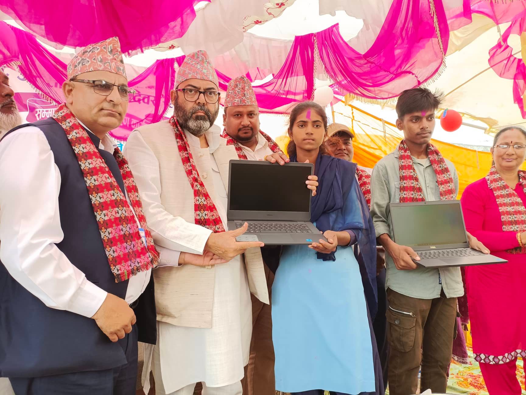 बाल दिवसका अवसरमा नरैनापुरका उत्कृष्ट विद्यार्थीलाई ल्यापटप प्रदान बाँकेको दुर्गम क्षेत्र नरैनापुरलाई शिक्षाको हब बनाईने