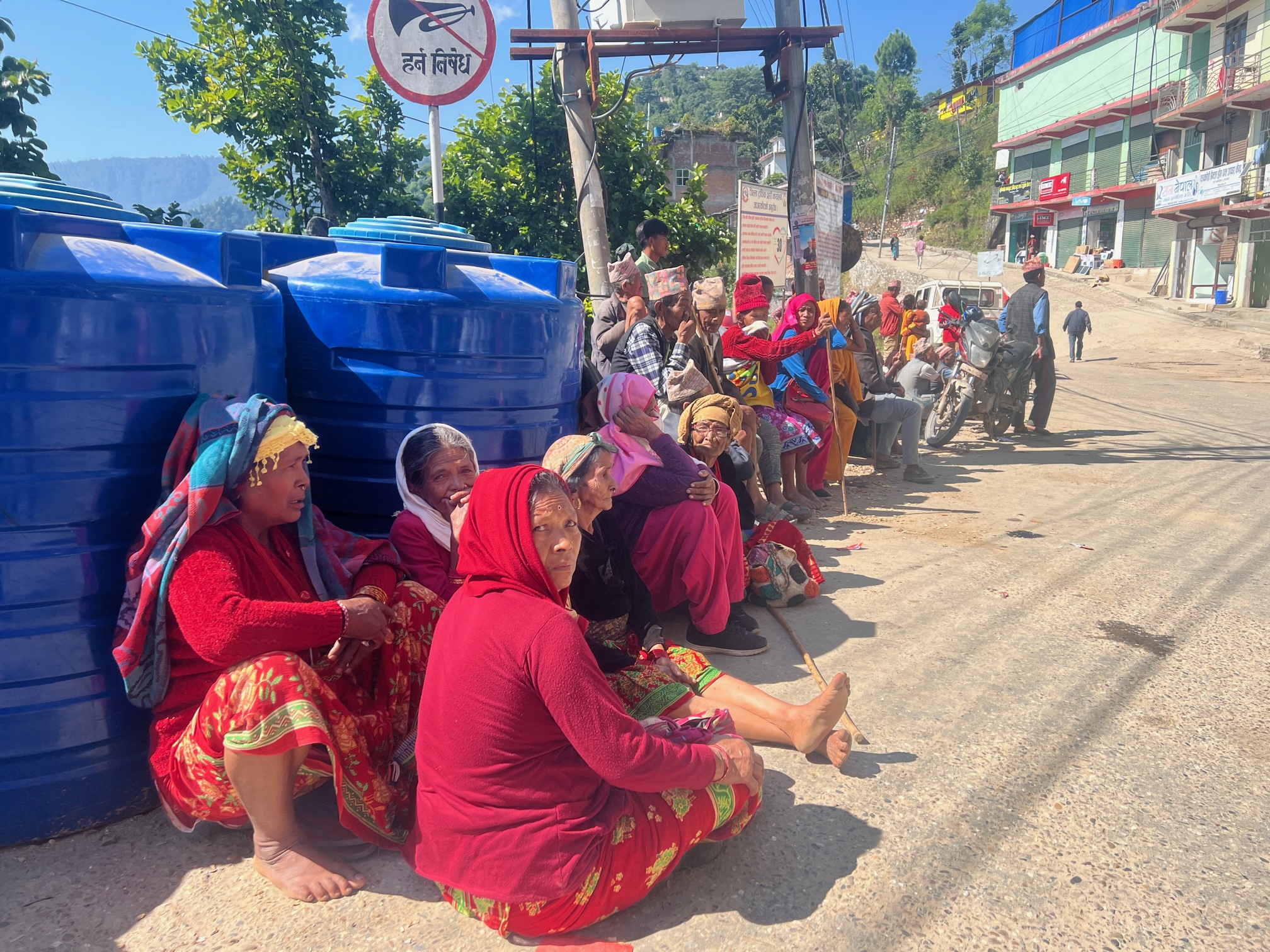 दुर्गमका जनताको समस्या : सडकमा बसेर वृद्धाभत्ताका लागि बैंकमा पालो कुदै वृद्धवृद्धा