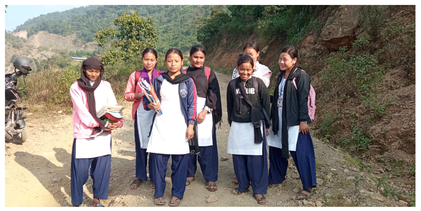 डेढ घण्टा हिँडेर विद्यालय जान बाध्य विद्यार्थी