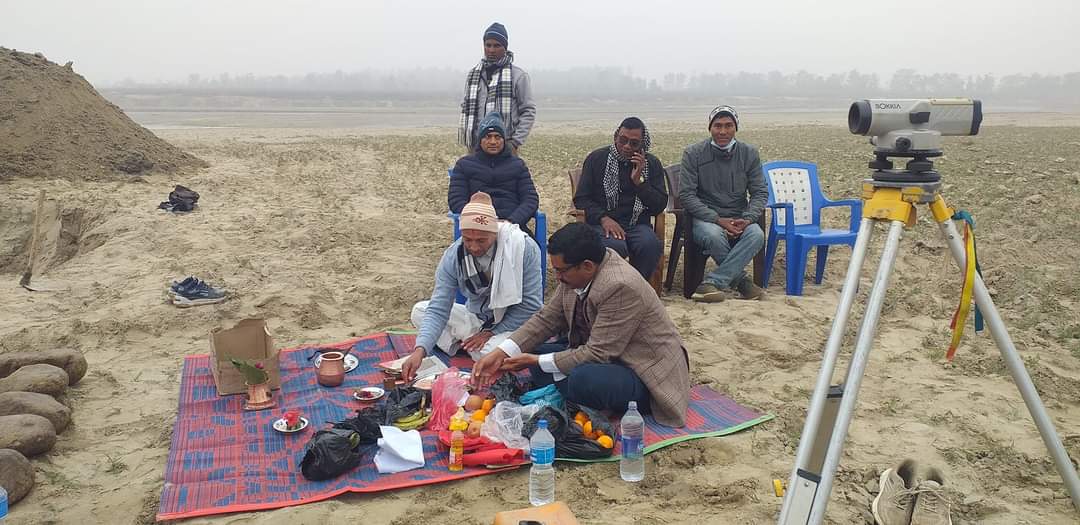 बस्ती र उर्बराभूमि जोगाउन लालझाडी स्थित दोदा नदीमा तटबन्ध निर्माण गरिदै