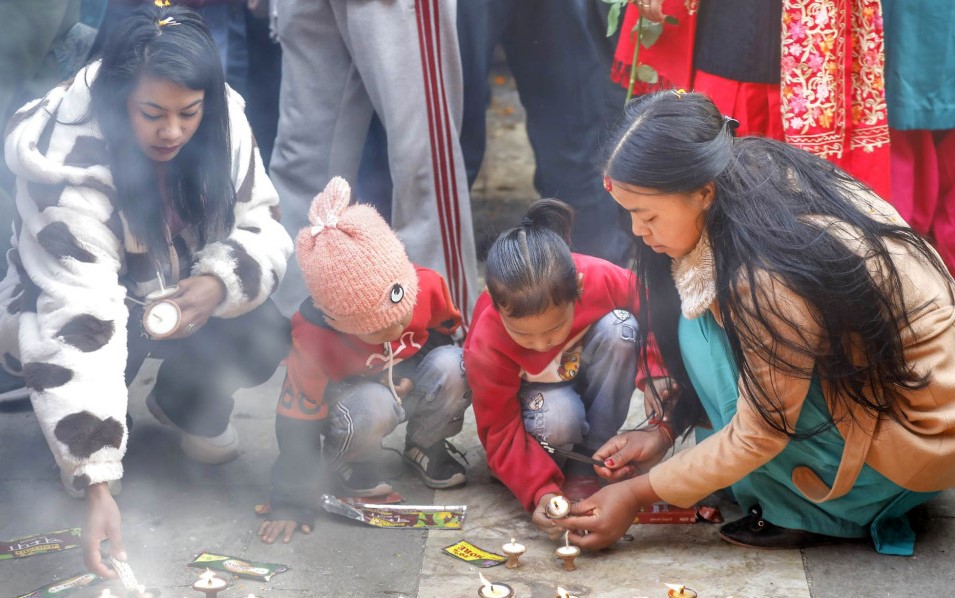 श्रीपञ्चमीमा नानी बाबुहरुलाई अक्षराम्भ गराईयो