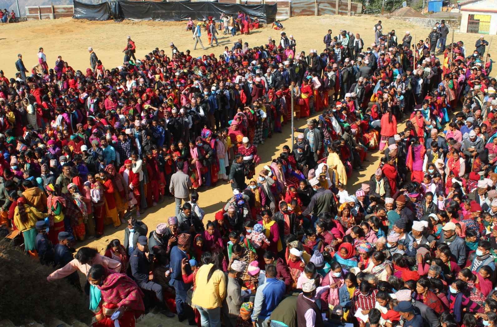 दुर्गमका विपन्न बिरामीको निःशुल्क उपचार गर्न डाक्टरको टोली लिएर सुदूरपश्चिम पुगे सांसद शर्मा