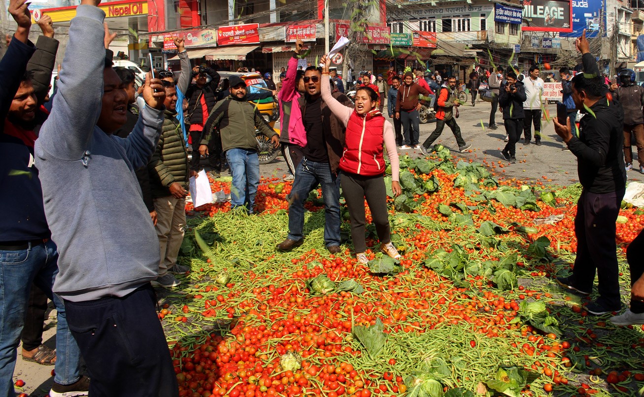 किशानले सडकमा तरकारी फालेपछि प्रधानमन्त्री चिन्तत, माग संवोधन गरेर जानकारी गराउन कृषि मन्त्रीलाई निर्देशन