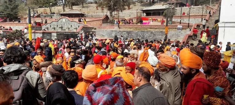 महाशिवरात्रिमा आएका साधुसन्तलाई दक्षिणा र रुद्राक्षको माला दिएर विदाई