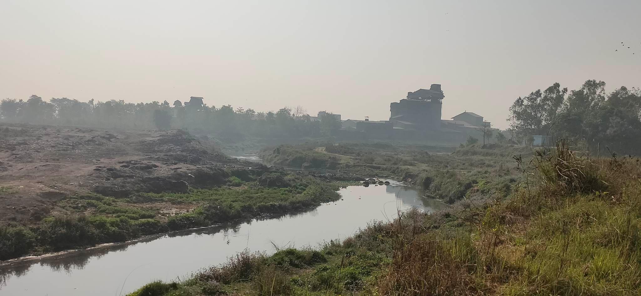आधा दर्जन उद्योगको फोहोर पानी श्रीसिया नदीमा, प्रदुषणले स्थानीय हैरानी भोग्दै, मौन छन् सरकारी निकाय !