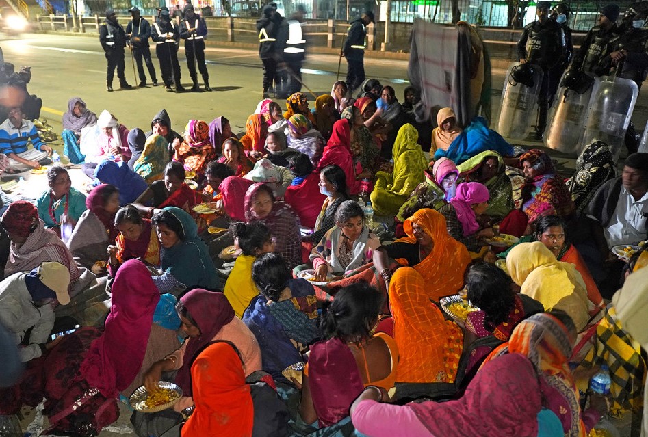 मीटरव्याज पीडितः खुल्लामञ्च छिर्न नदिएपछि सडकमै बास, टपरीमा भात !