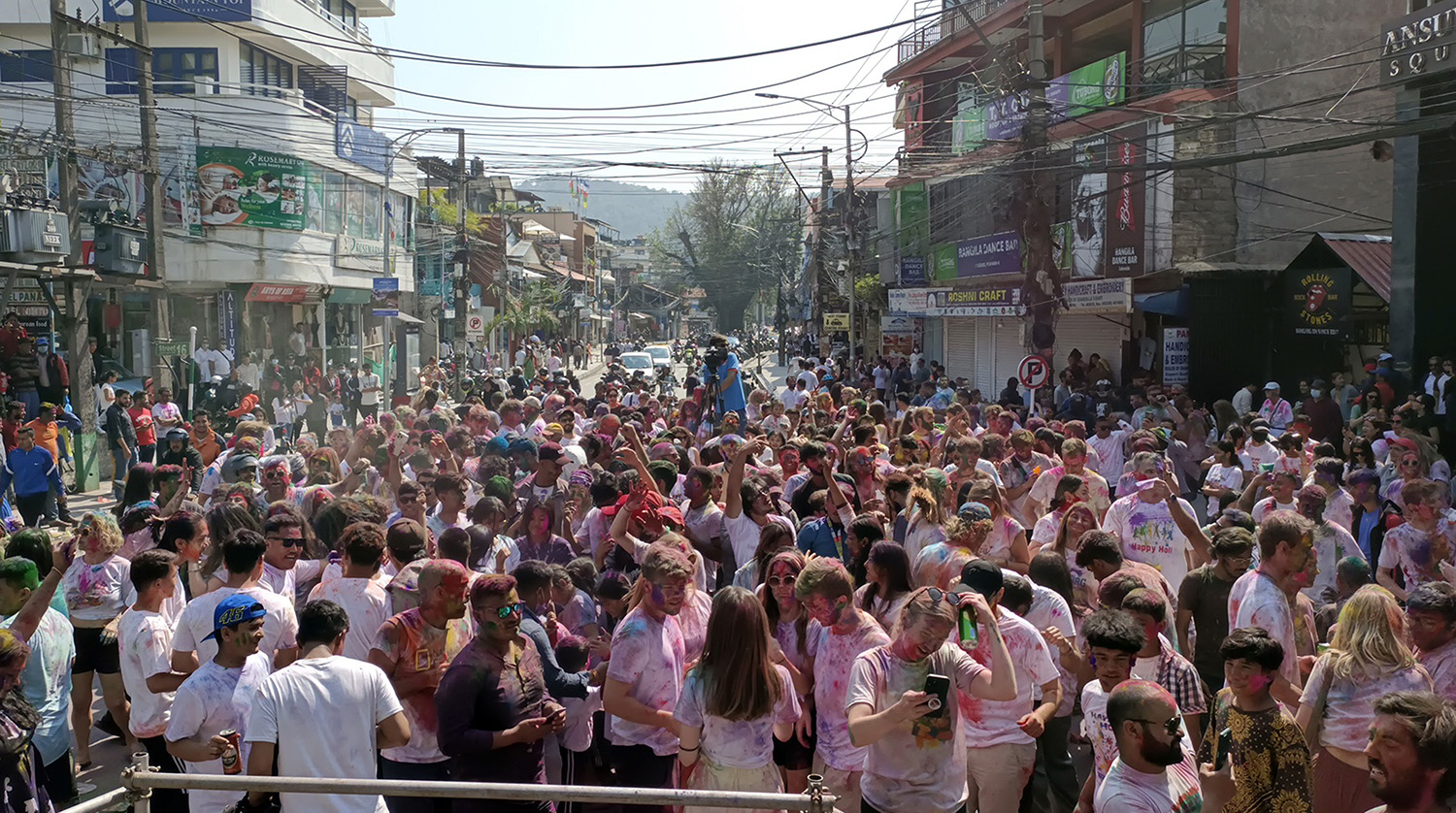 होलीमा पोखराको लेकसाईडमा झुम्मिए विदेशी पर्यटक