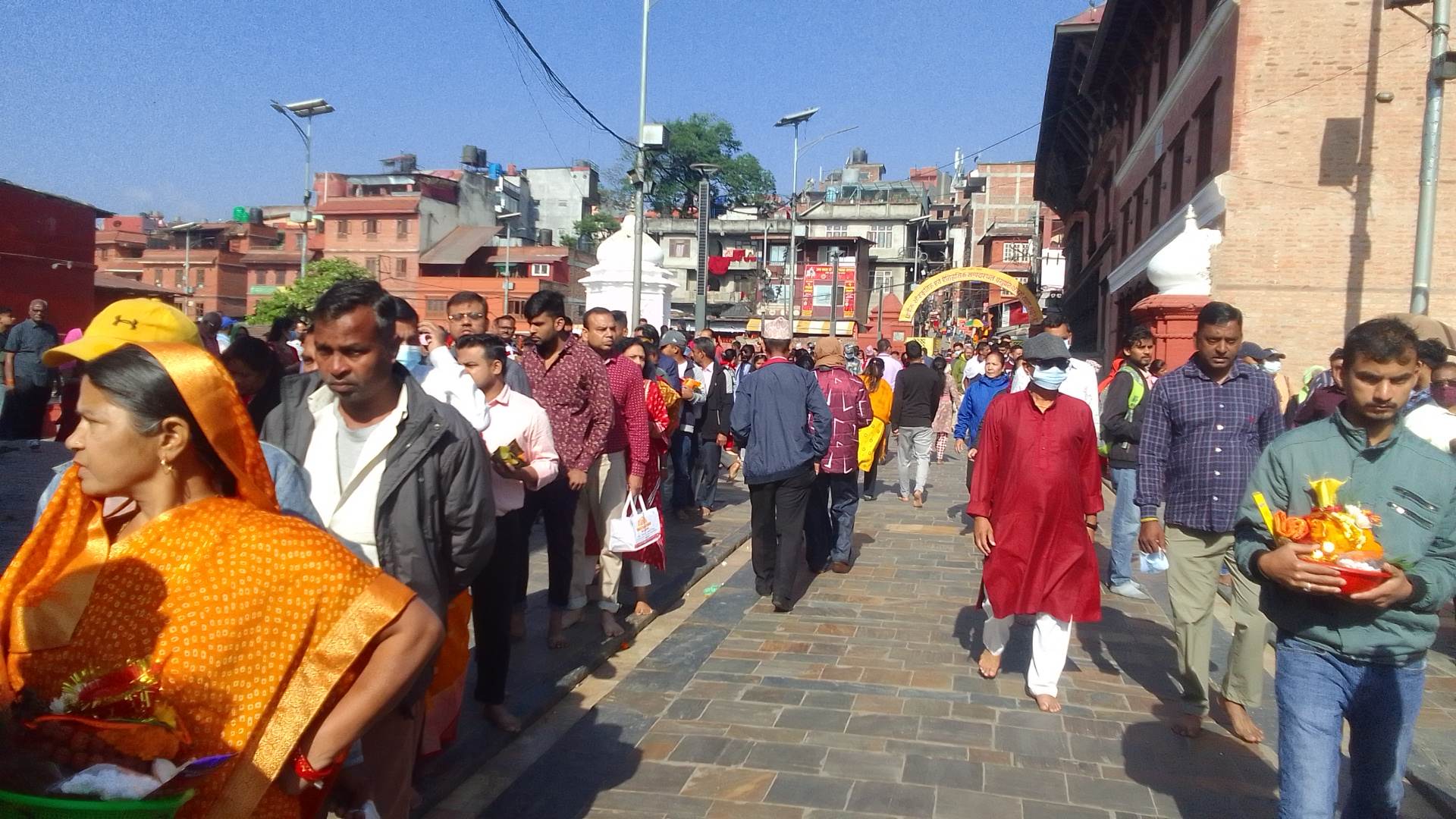 सोमबारको दिन पशुपतिको दर्शन गर्नेको भीड ( तस्वीरहरु )