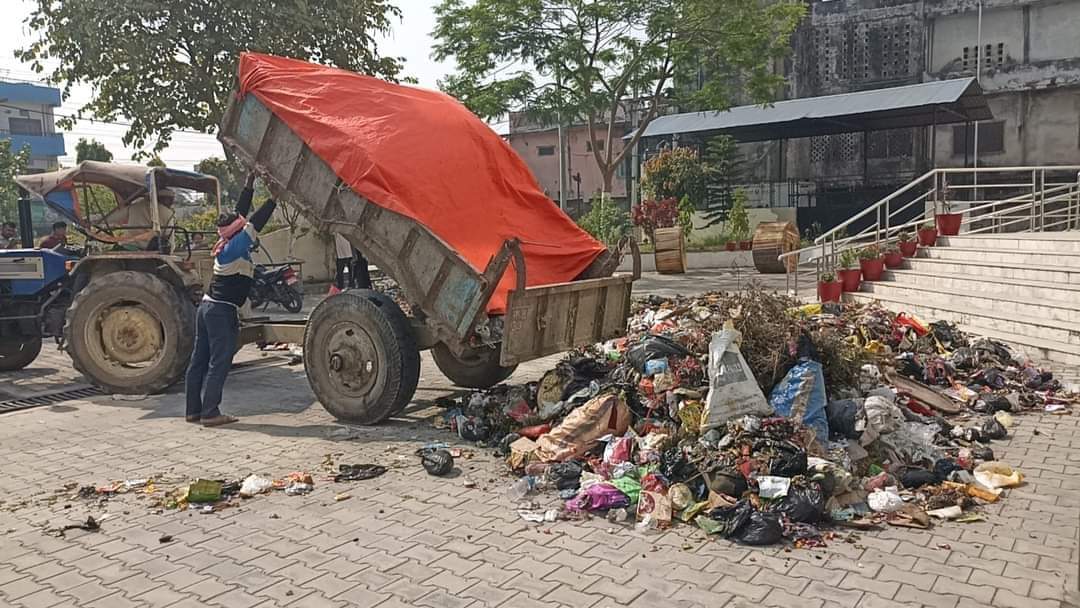नेपाल टेलिकम बिरगंजले सडक विगारेपछि महानगरले टेलिकम परिसरमै फाल्यो  फोहोर
