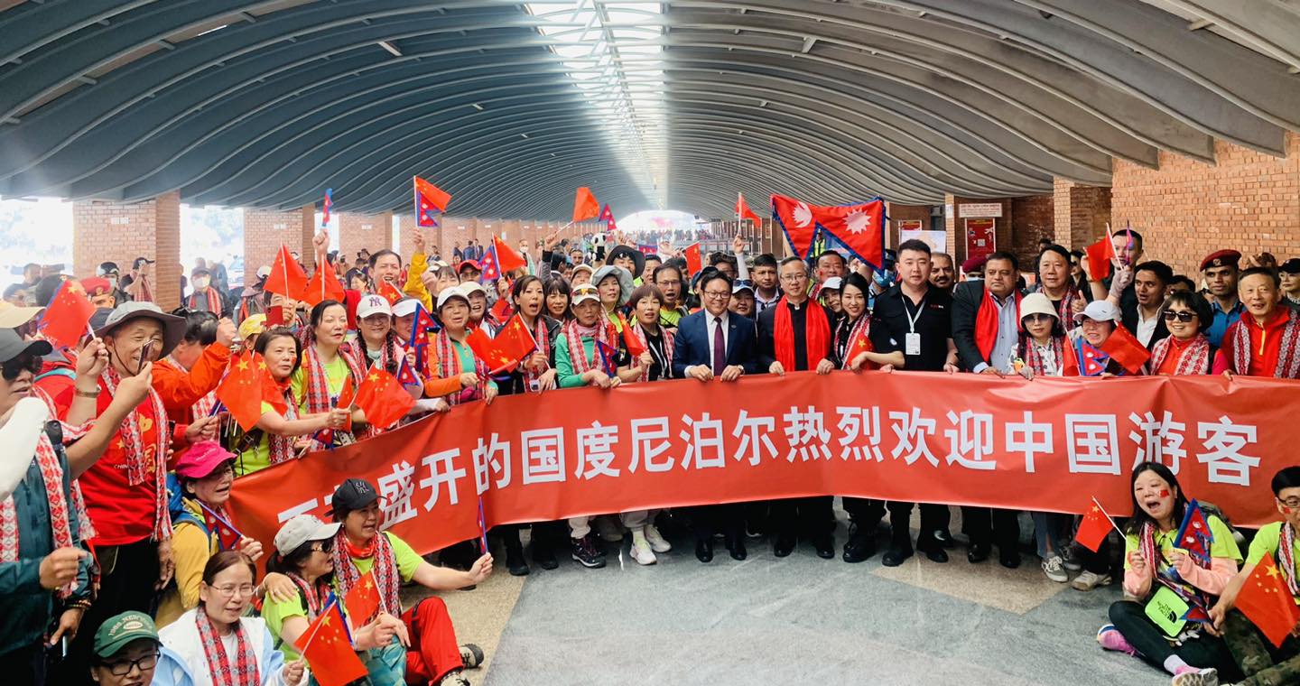 नेपालमा विमान चार्टर गरेरै आए चीनीया पर्यटक , विमानस्थलमै पुगेर स्वागत गरे पर्यटन मन्त्रीले