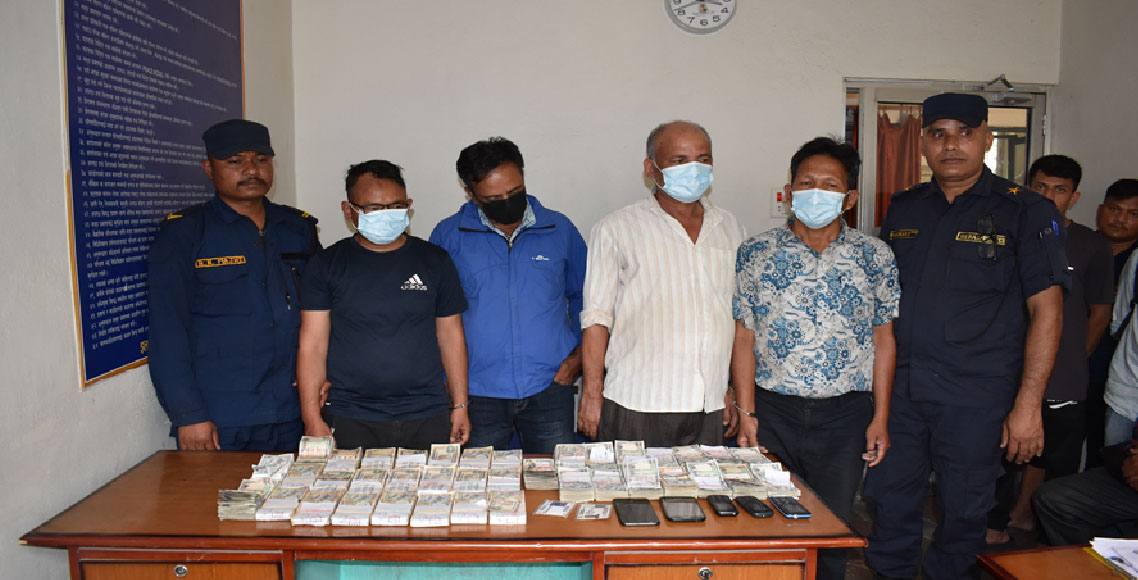 झापामा सस्तो जग्गा मिलाईदिन्छु भन्दै होटलमा बोलाएर ३२ लाख लिएर फरार चार जना पक्राउ