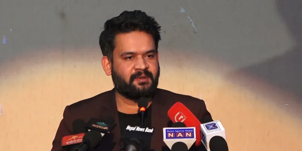 एक लाख बीमितको कार्ड जारी गर्दै काठमाडौँ महानगर