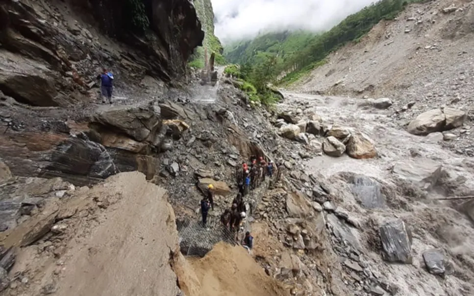 अविरल वर्षापछि आएको पहिरोका कारण देशका विभिन्न सडक अवरुद्ध, पूर्वी तराई डुबानमा