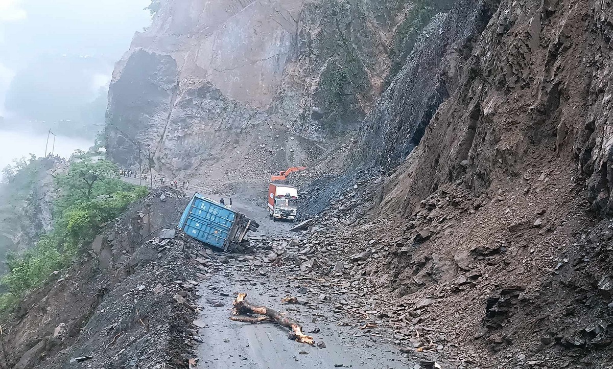 मुङिलनको पहिरोले निरन्तर सताउदा सबै त्रासमा