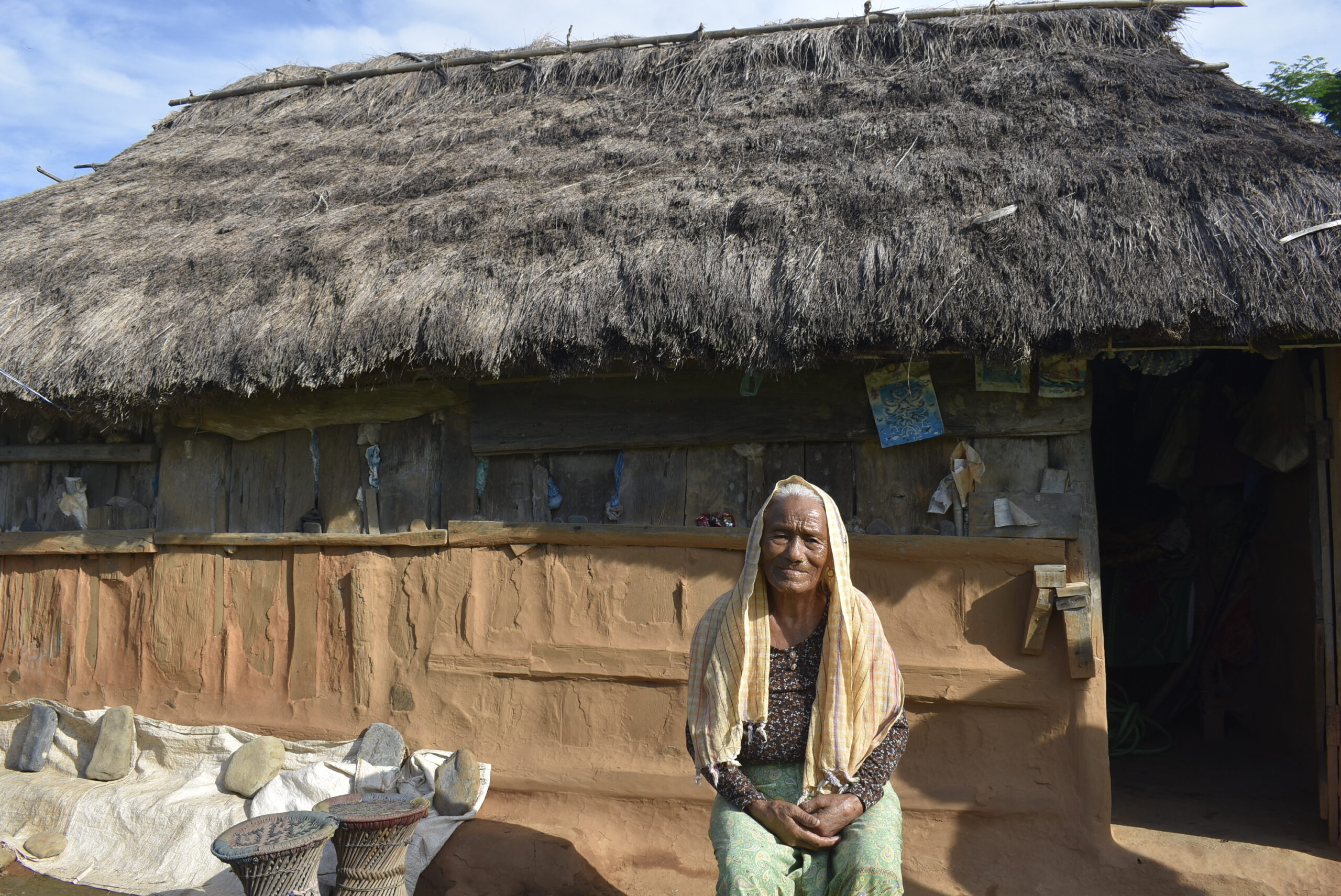 आफूसँग भएको सबै सम्पत्ति स्कुललाई दिएर फुस्को घरमा बस्छिन् पियारी आमा