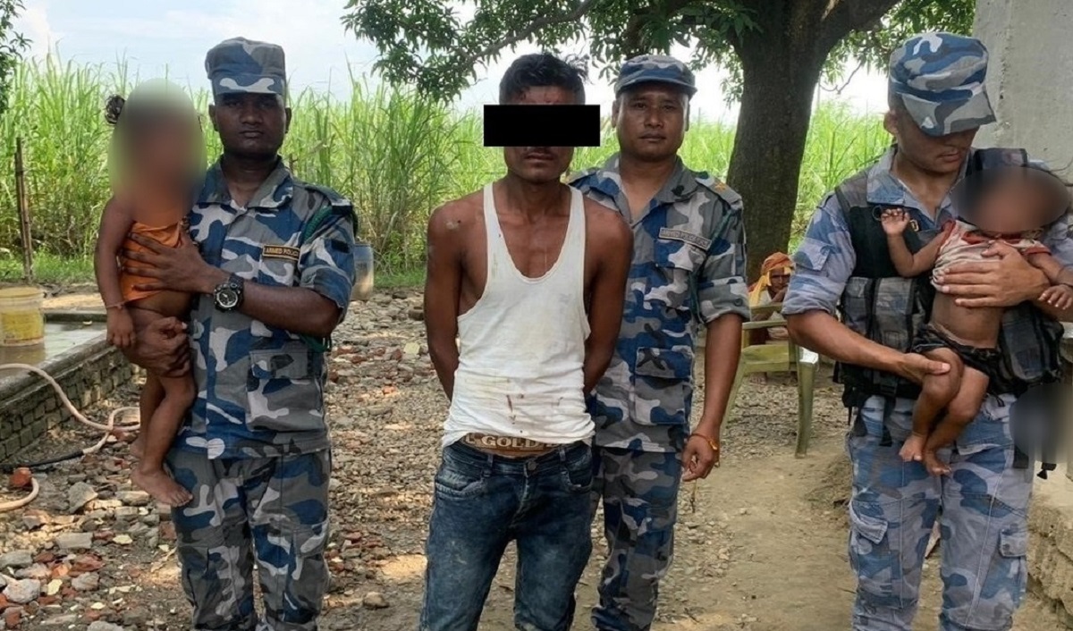 दुई बच्चा चोरेर बोरामा लुकाएर भाग्दै गरेका भारतीय नागरिक पक्राउ, बच्चाको उद्धार