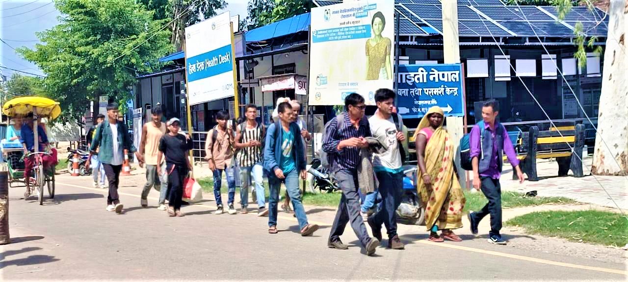 नेपालीको पीडाः दशैँ खर्च जोगाउन भारतमा श्रमका लागि जानेको लस्कर