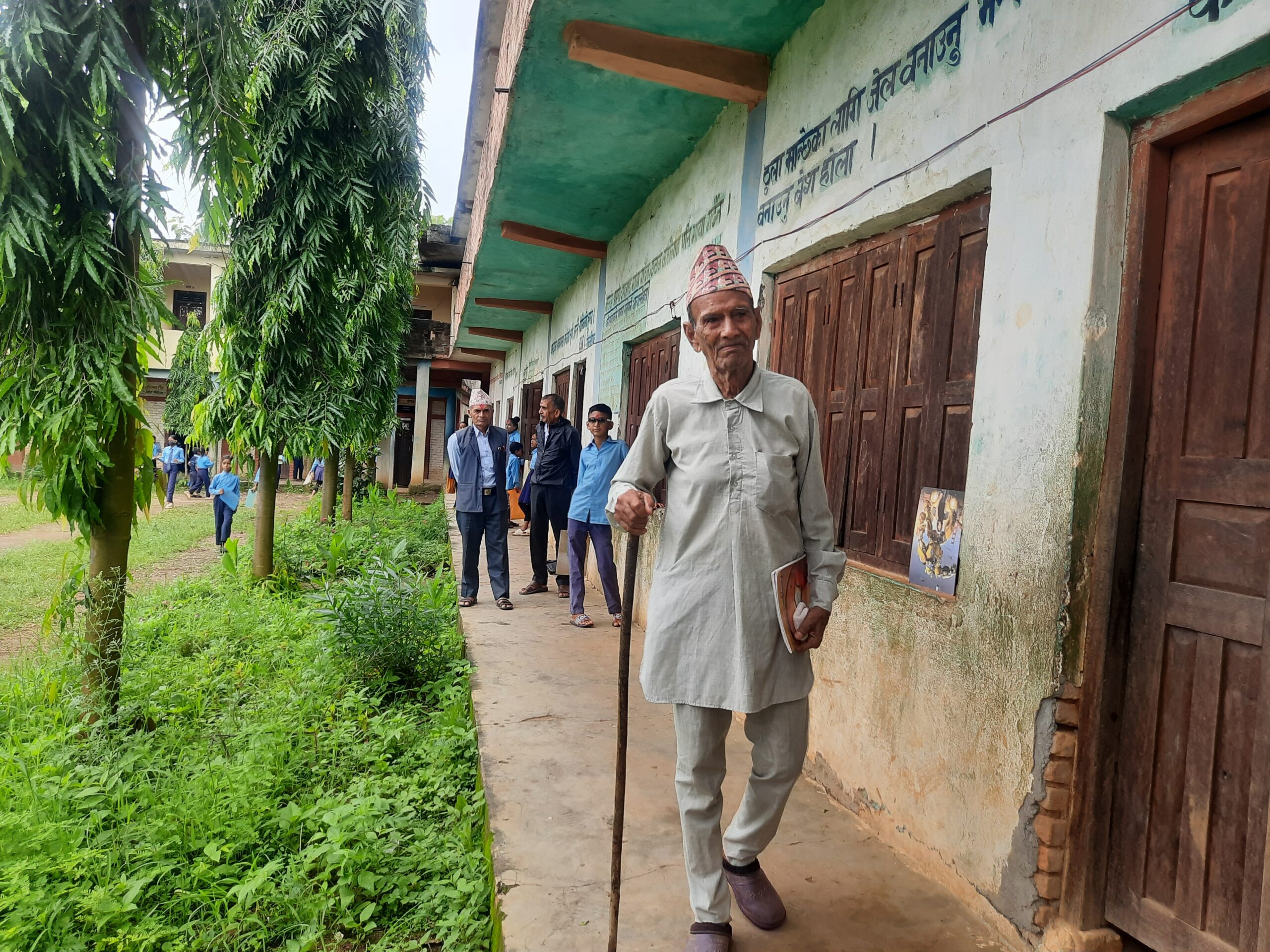 ९० बर्षको उमेरमा लौरो टेकेर किताब लिएर स्कुल जान्छन डाँगी