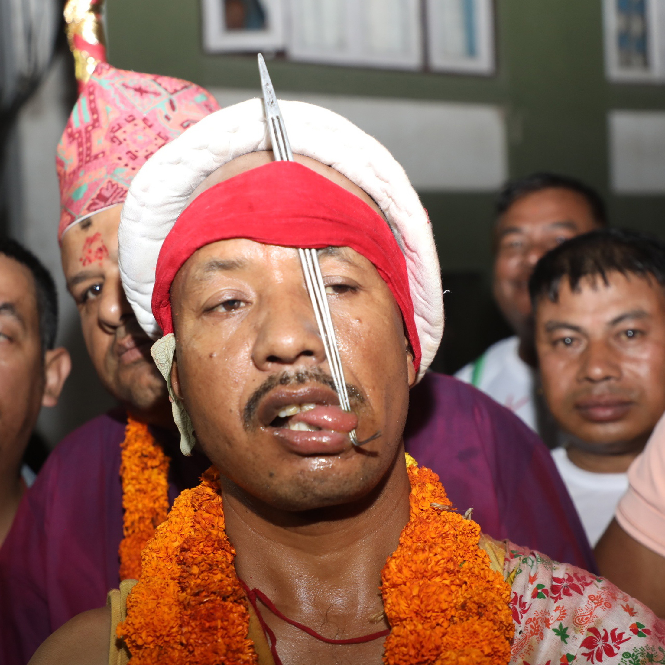 जात्रामा जिब्रो छेडेपछि पशुपतिनाथको मन्दिर परिक्रमा गर्दै श्रेष्ठ