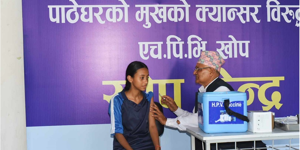 प्रतापपुर गाउँपालिका सहित जिल्लाका १६ हजार भन्दा बढि किशोरीहरुलाई (एचपिभी) खोप लगाइदै