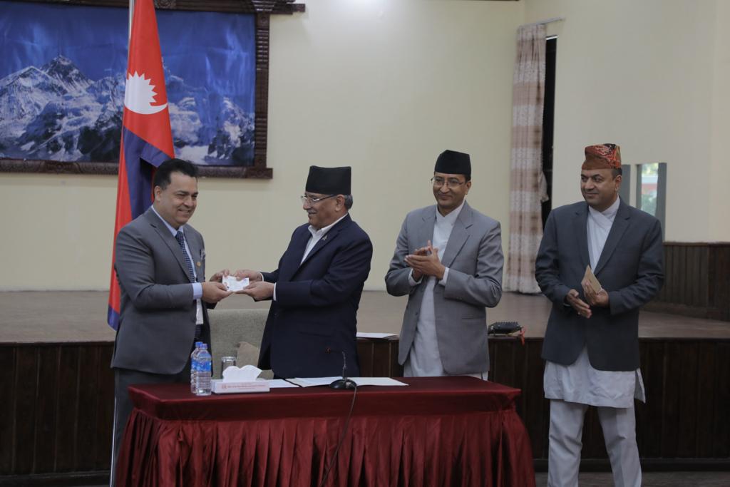 गैर आवासीय नेपालीलाई आजबाट नागरिकता दिन थालियो, प्रधानमन्त्रीले दिए एनआरएनए अध्यक्षलाई नागरिकता