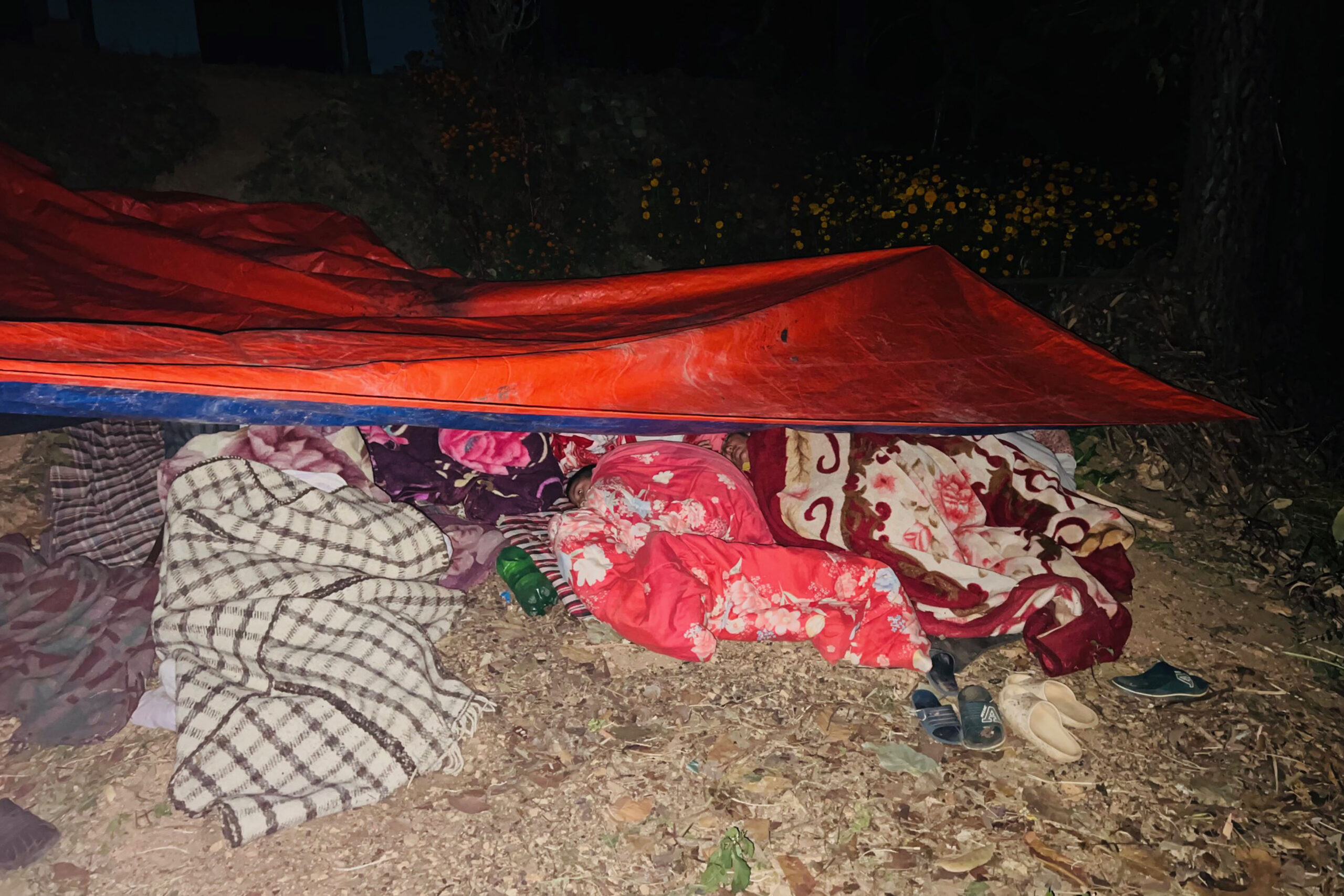 भूकम्पपीडित त्रिपालमै, सहायता रकम पाउने आशमा