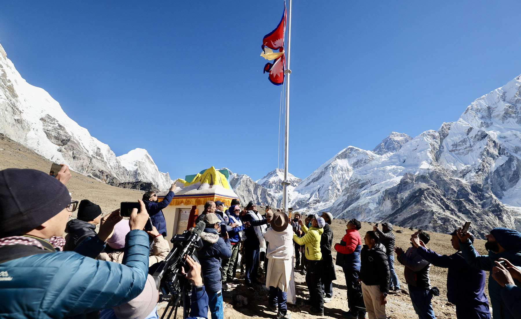 कालापत्थरमा झण्डोत्तोलन गर्दै प्रधानमन्त्री प्रचण्ड
