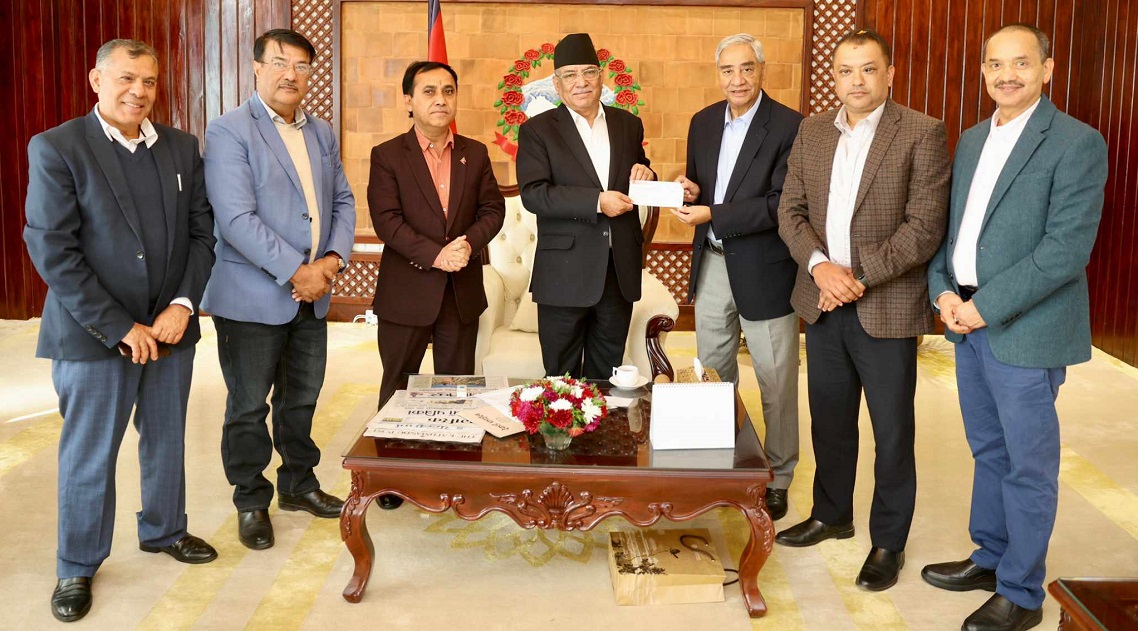 प्रधानमन्त्रीको हातमा ५० लाखको चेक थमाउदै देउवाले भूकम्प प्रभावित क्षेत्रमा गरेको कामका लागि प्रचण्डको गरे प्रशंसा