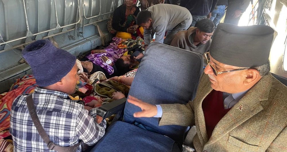 प्रधानमन्त्री प्रचण्ड आफैले हेलिकप्टरमा सुर्खेत पुर्याए ७ जना भूकम्पका घाईते