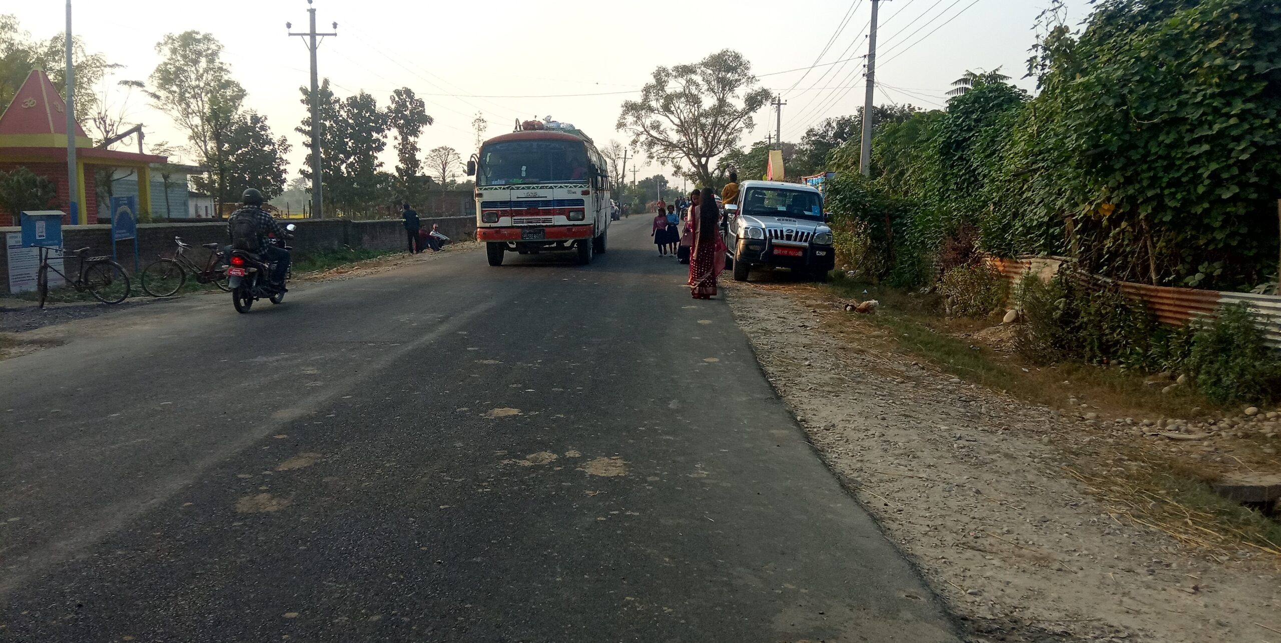 राजमार्गमा खसेको ढुङ्गा हटाएपछि पृथ्वीराजमार्ग दुईतर्फी