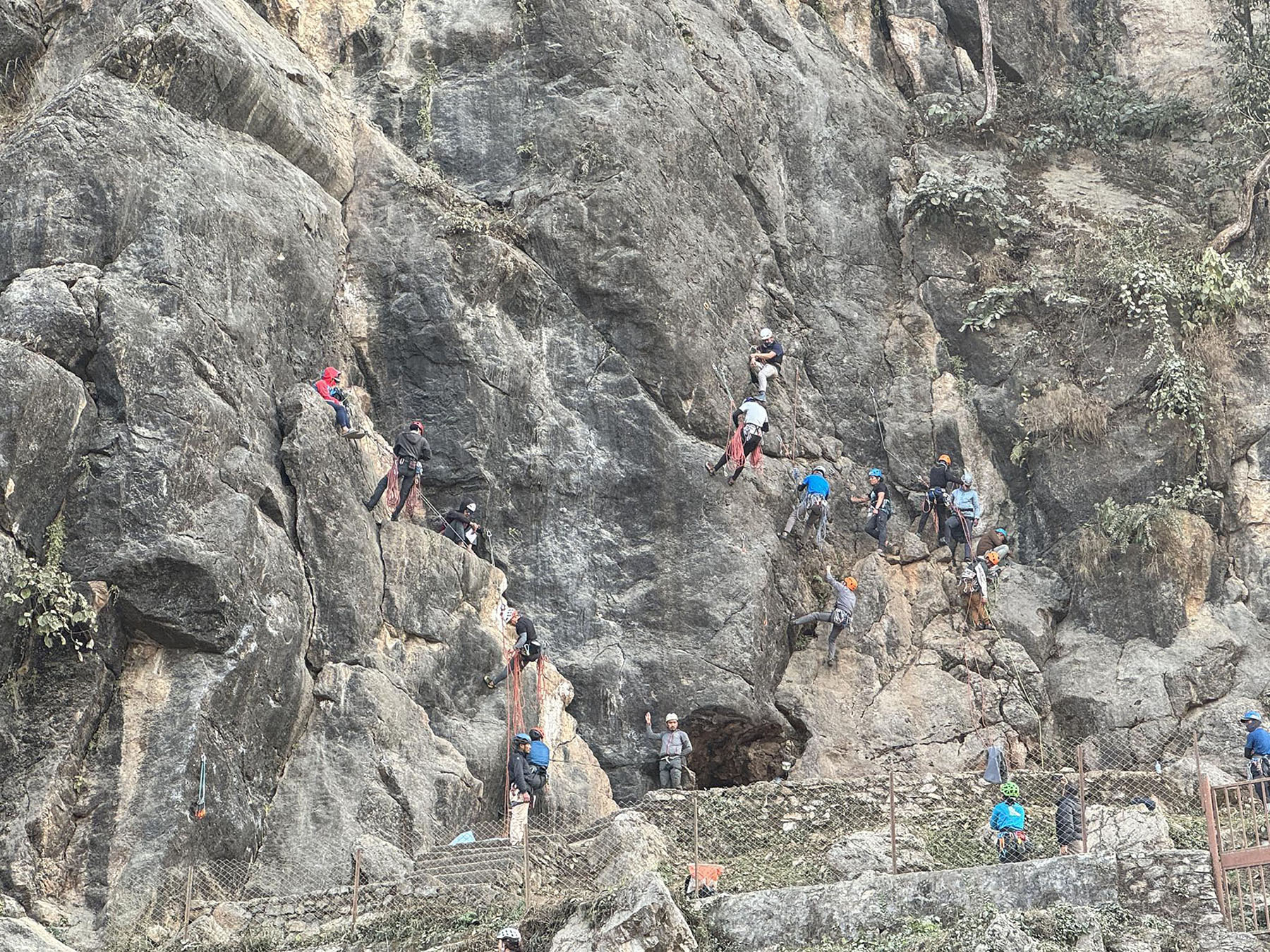 चट्टान आरोहणमा  विदेशी तथा स्वदेशी पर्यटकको आकर्षण