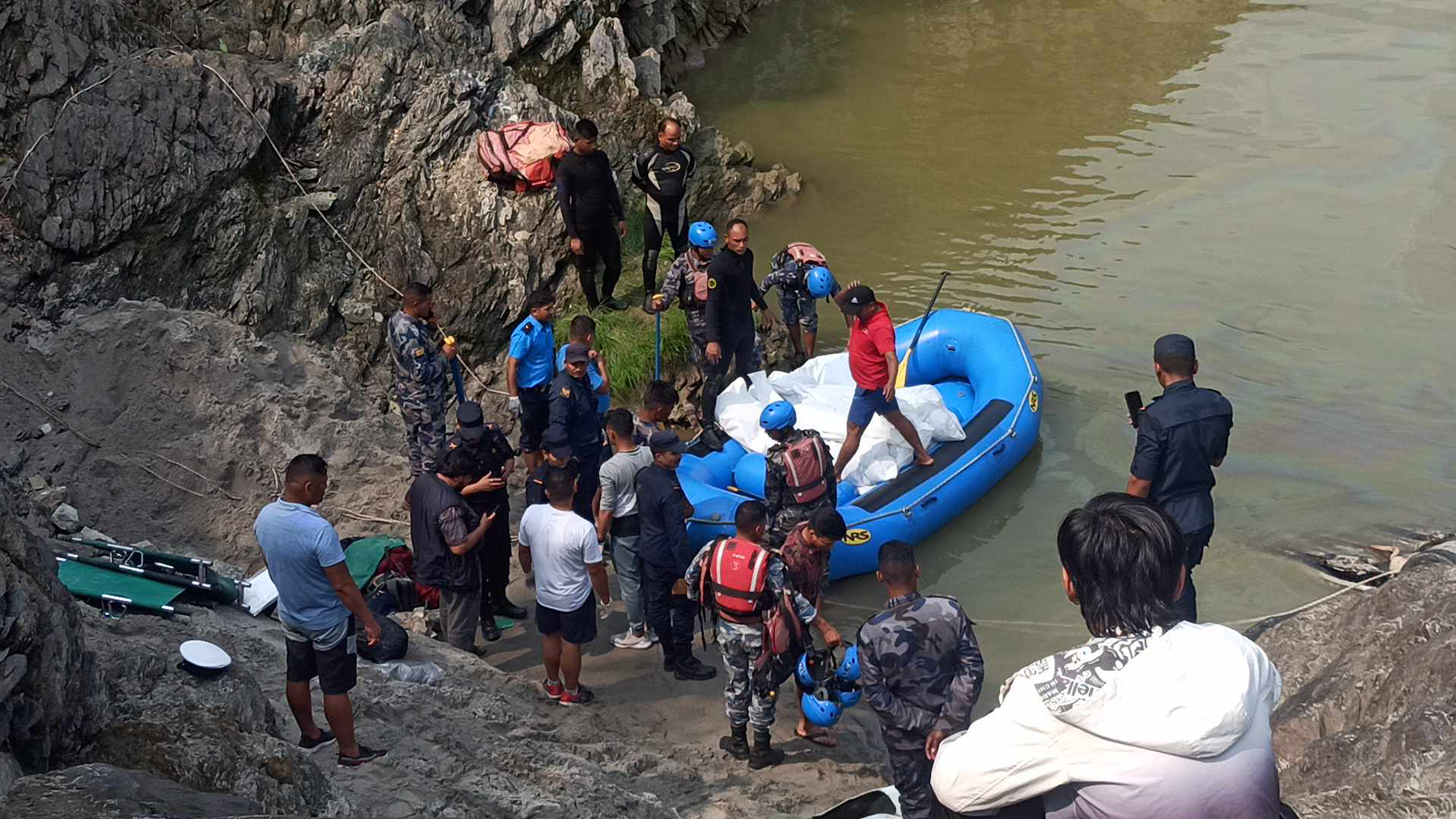 पशुपतिमा आफन्तको दाहासंस्कार गरेर फर्किदै गरेको एक परिवार, जो त्रिशुलीमा आफै बिलाए