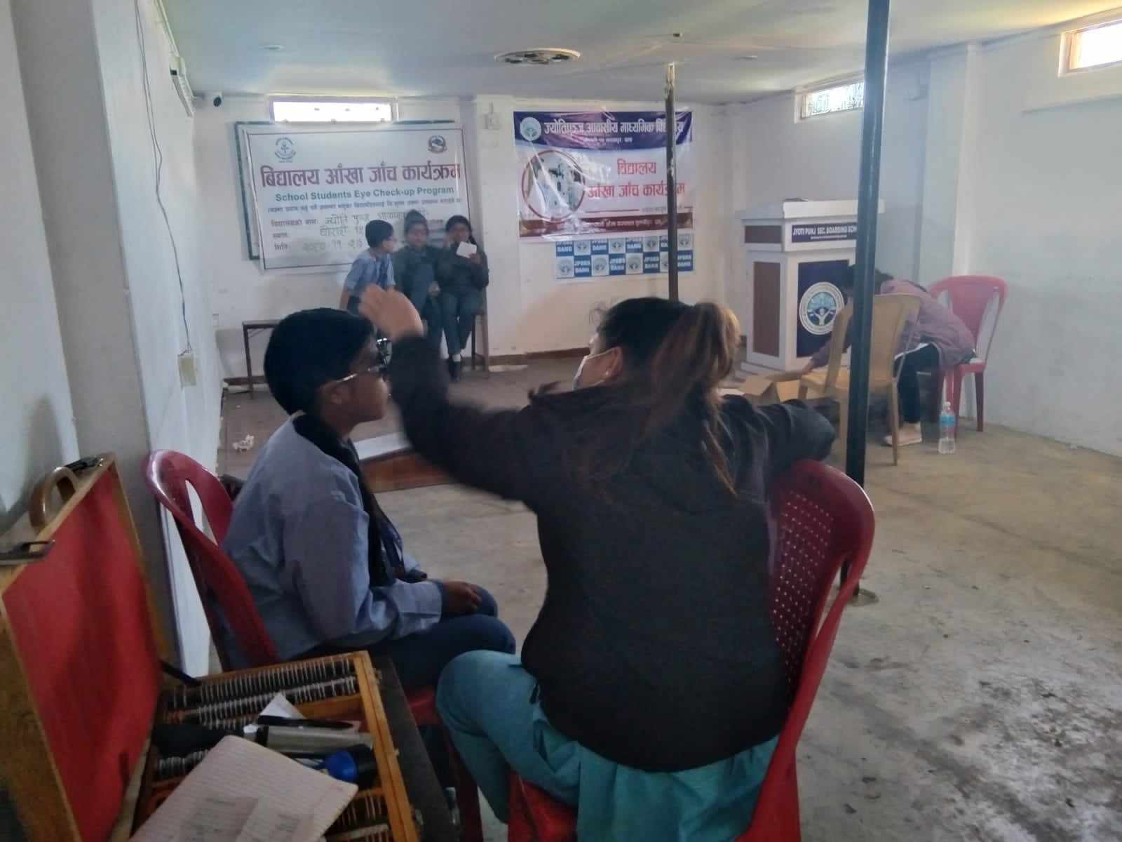 ज्योतिपुञ्जका विद्यार्थीहरुको आँखा जाच